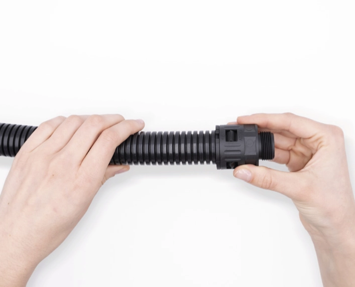 proces montażu szybkozłaczki Flexaquick na rurze karbonowanej