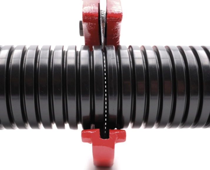 proces montażu szybkozłaczki Flexaquick na rurze karbonowanej