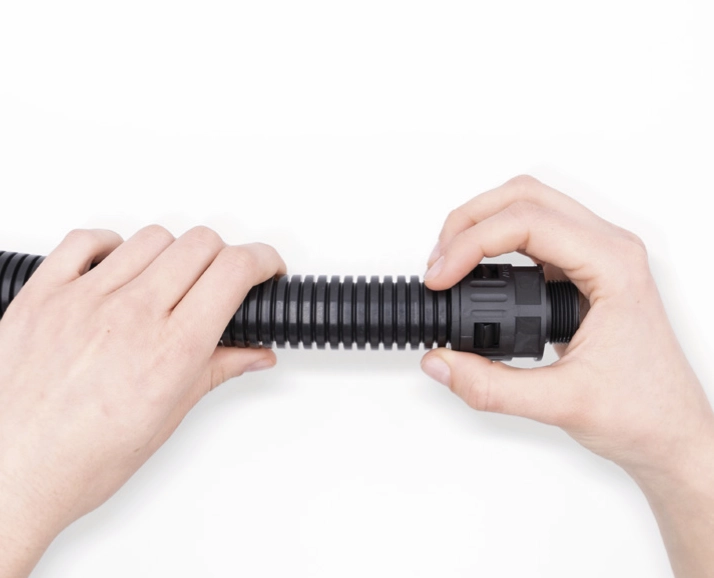 proces montażu szybkozłaczki Flexaquick na rurze karbonowanej